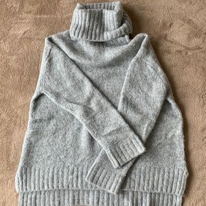Lulu’s chunky turtleneck sweater; Size Sm